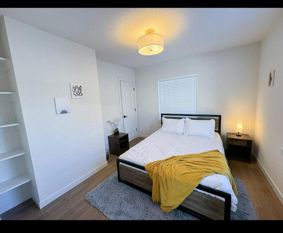 Gorgeous Move in Ready 2 BR Duplex Apartment in Portland