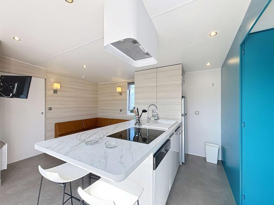 Mobil-home spacieux 6 pers, 3 ch, 2 sdb, proche plage - FR-1-361A-98 House in Jullouville