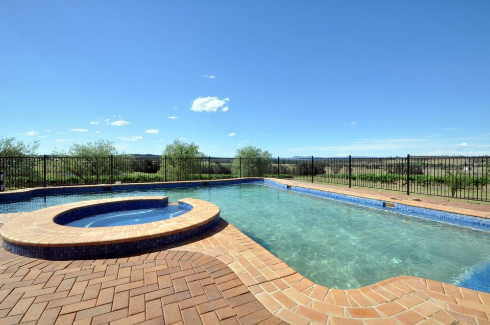 Beggars Bridge Vineyard Homestead with pool and tennis House in Rothbury