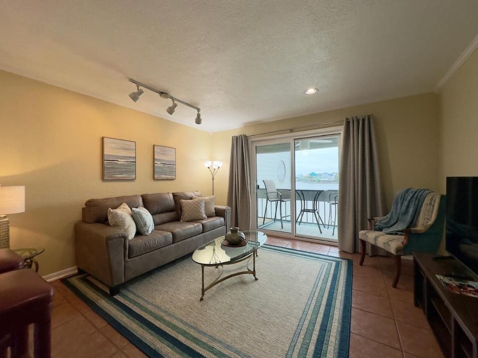 Poolside Island Condo Apartment in Port Arthur