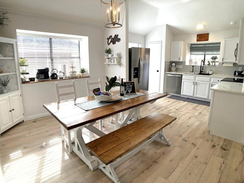 Coffee/tea facilities, Kitchen or kitchenette, Dining area, dishwasher, oven, stove, toaster