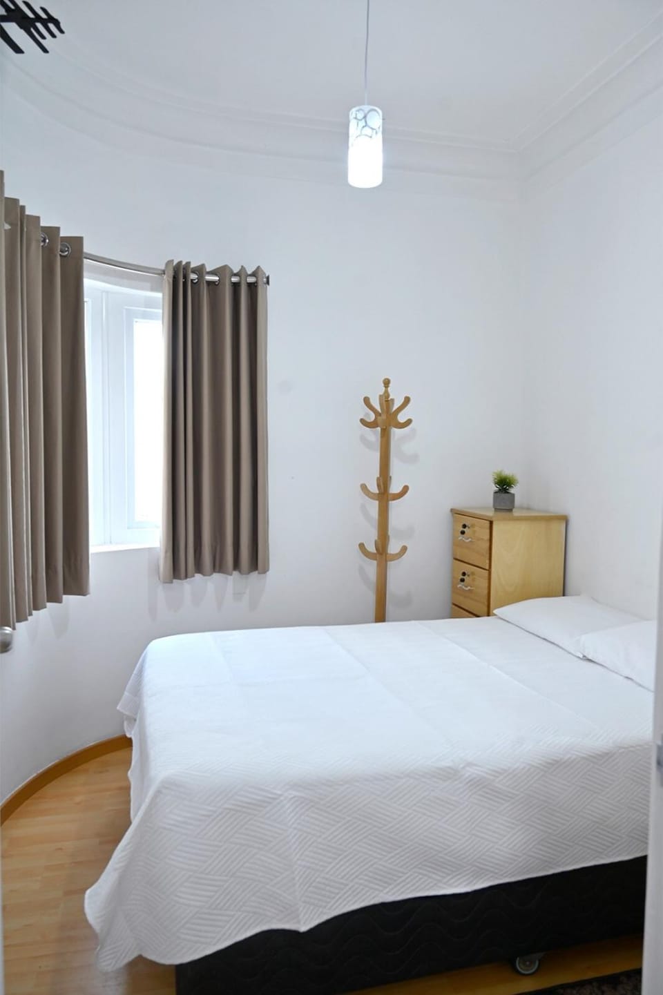 Photo of the whole room, Bedroom