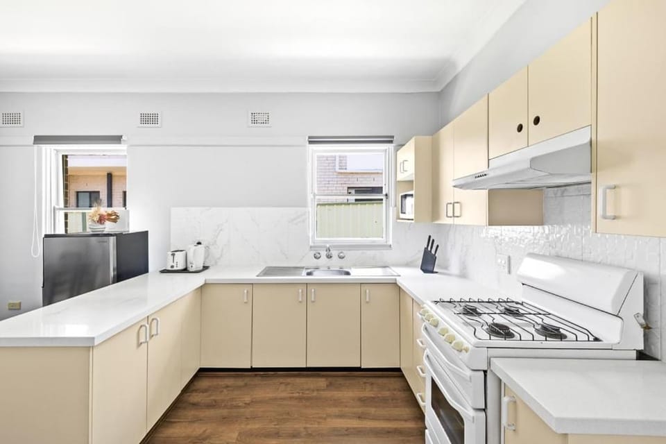 Rustic Single Room - Centrally Located at Narwee - Shared Bathroom Bed and Breakfast in Sydney