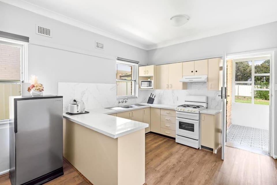 Rustic Single Room - Centrally Located at Narwee - Shared Bathroom Bed and Breakfast in Sydney