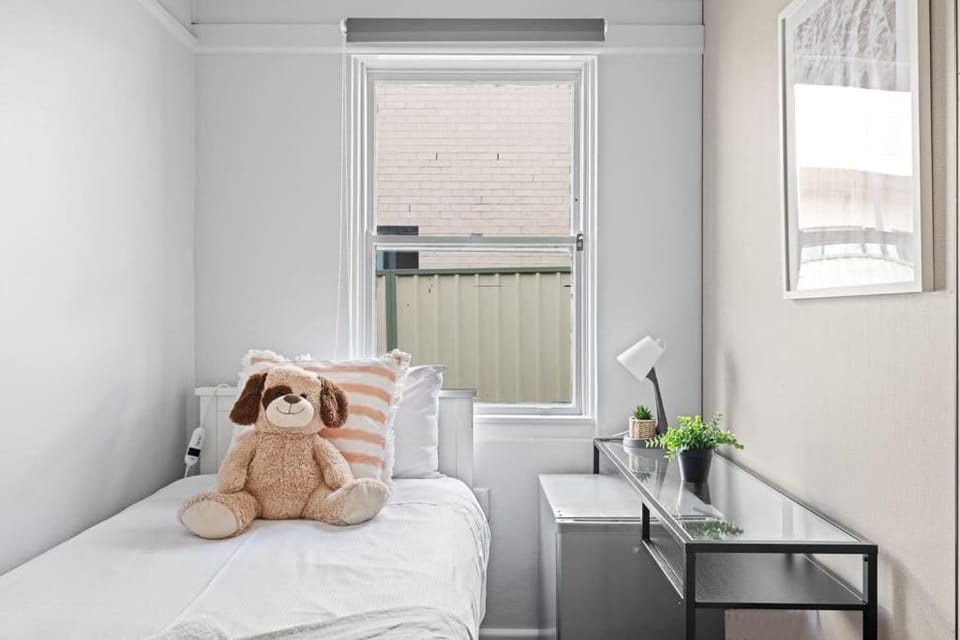 Rustic Single Room - Centrally Located at Narwee - Shared Bathroom Bed and Breakfast in Sydney