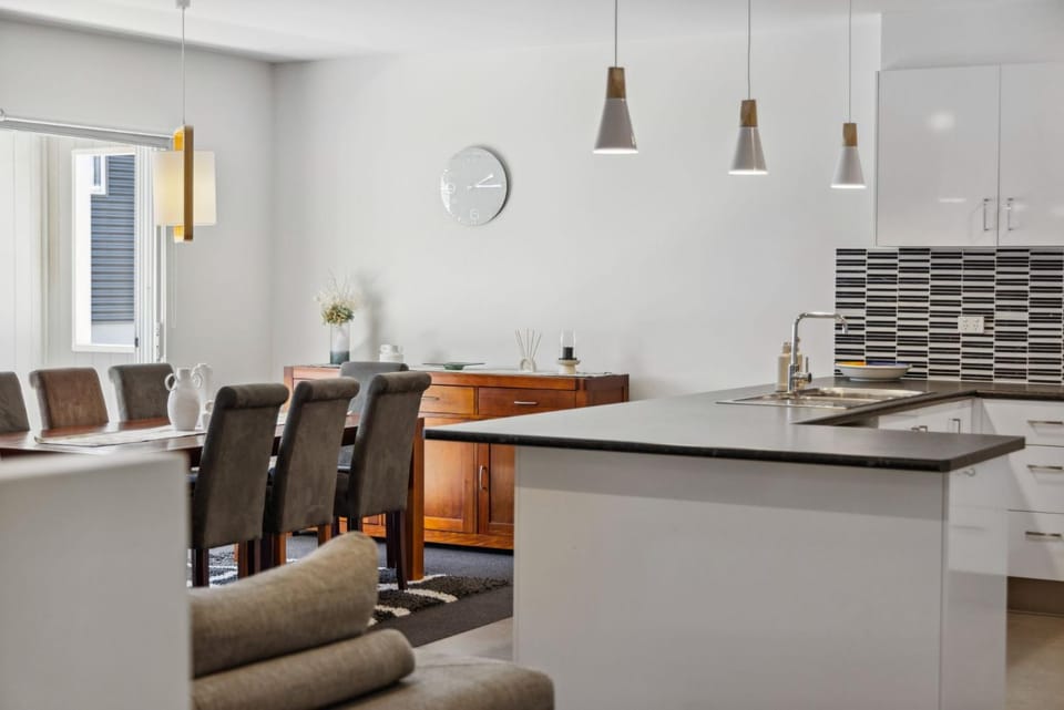 Kitchen or kitchenette, Living room, Seating area, Dining area
