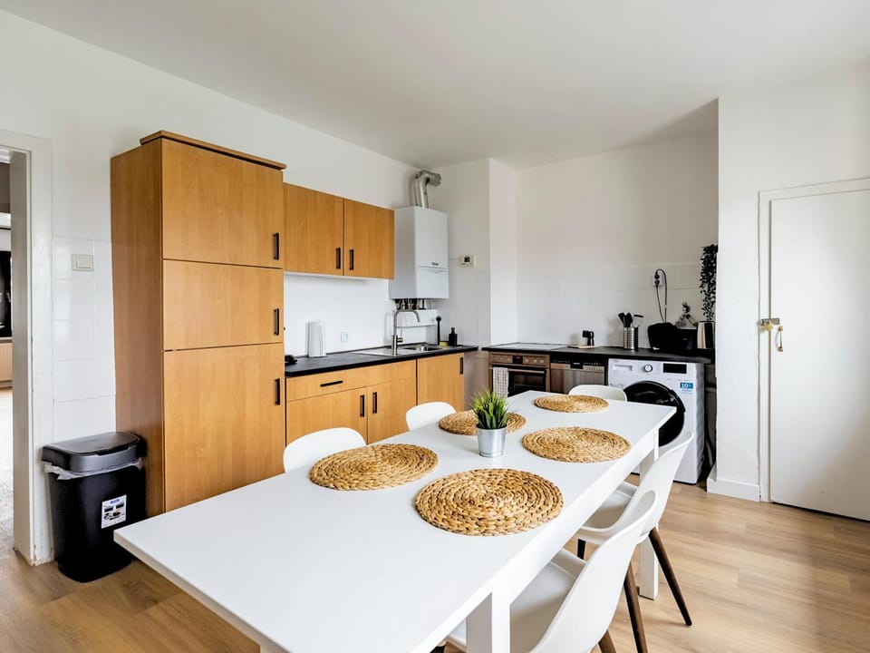 Kitchen or kitchenette, Dining area