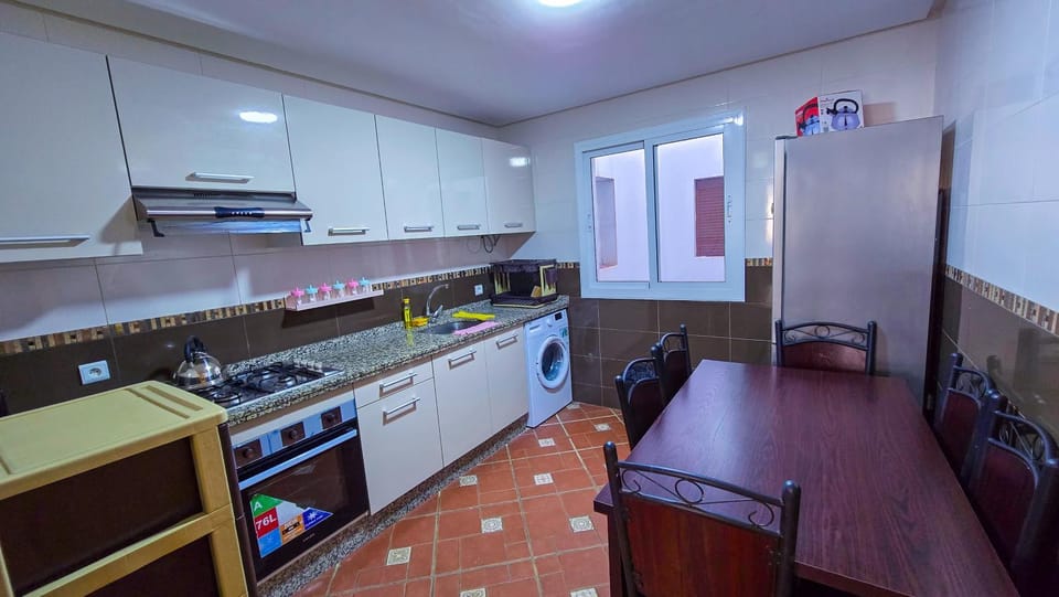 Kitchen or kitchenette, Dining area, oven, stove