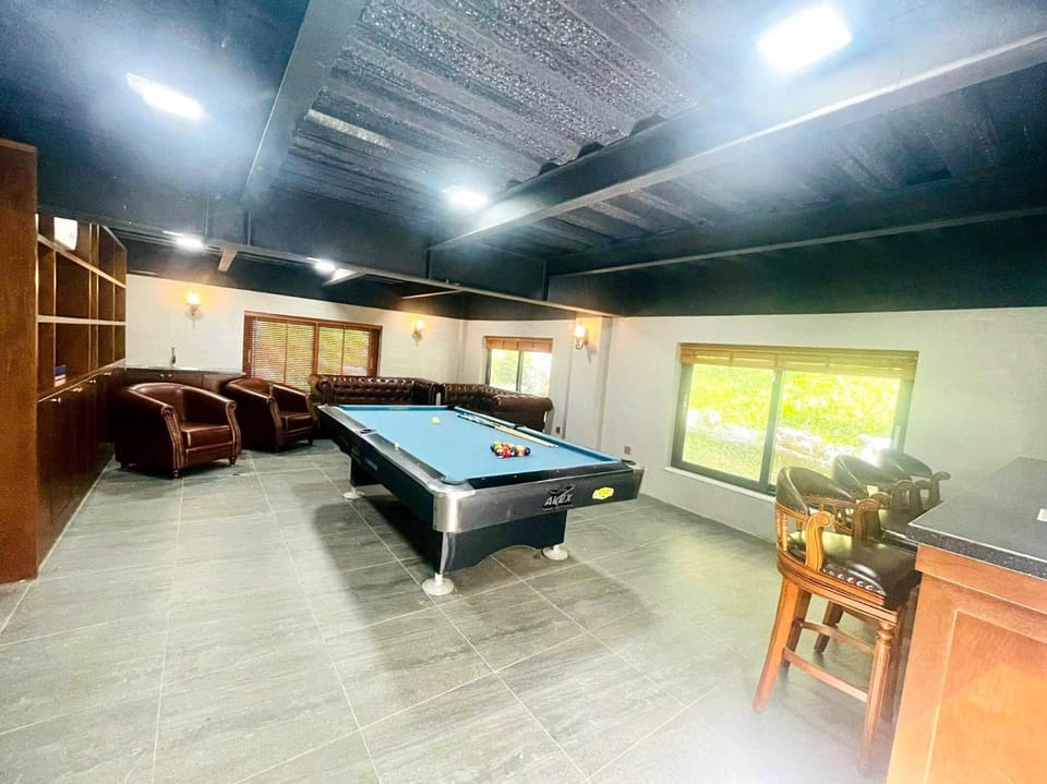 Billiard, Game Room