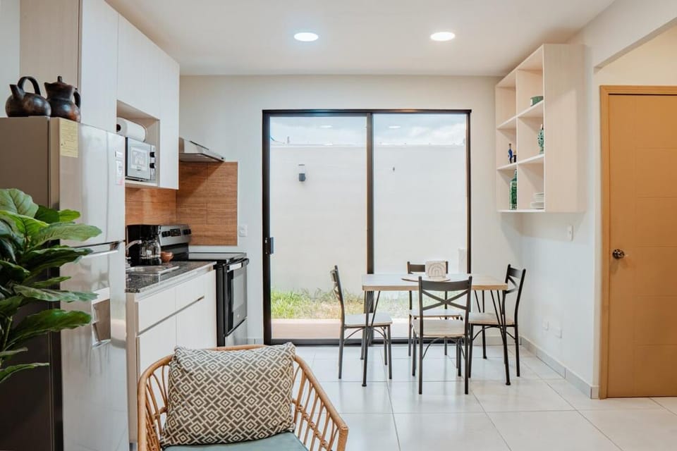Kitchen or kitchenette, Seating area, Dining area