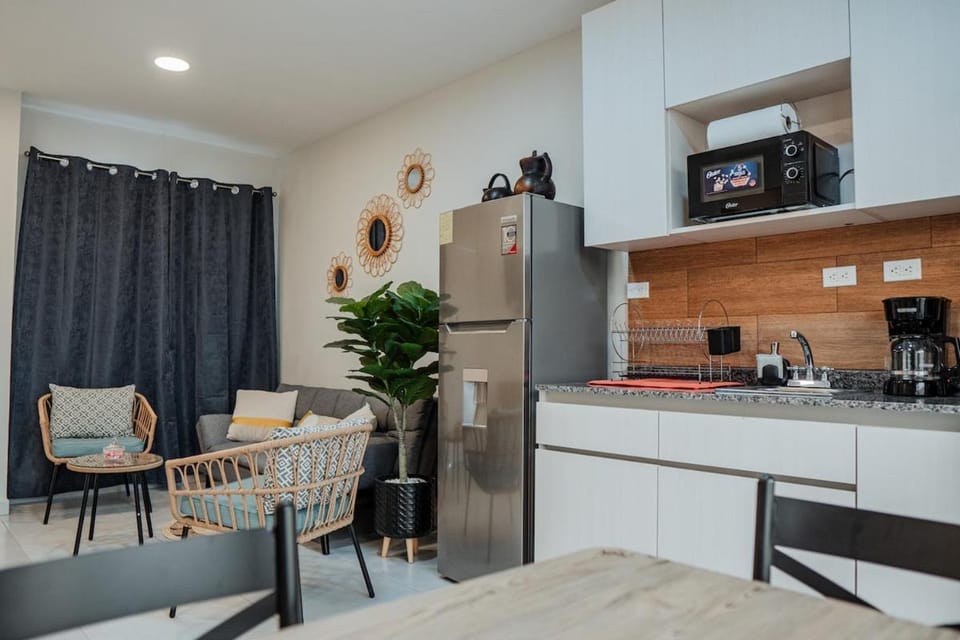 Kitchen or kitchenette, Seating area, Dining area, oven