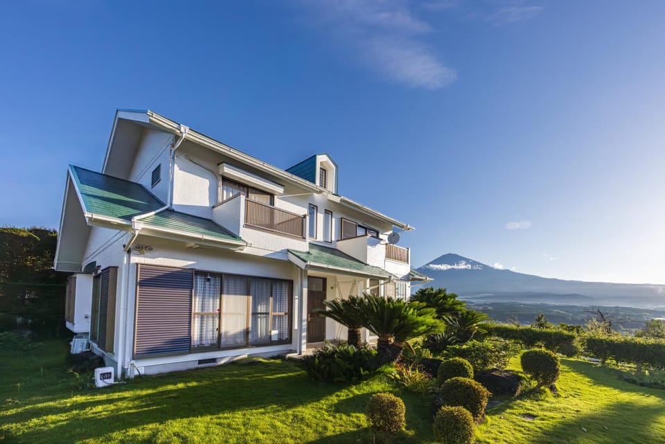 Property building, Day, Natural landscape, Garden, Garden view, Mountain view