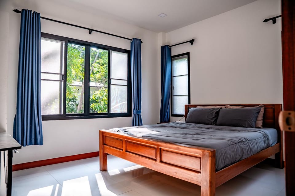 Photo of the whole room, Bedroom, air conditioner