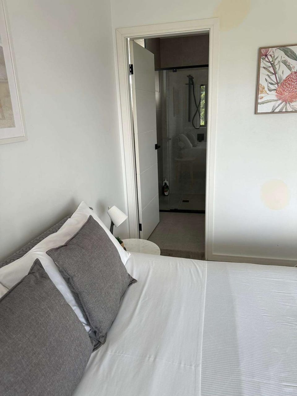 Ensuite Double Room - Central & Convenient Location in Guildford West Bed and Breakfast in Sydney