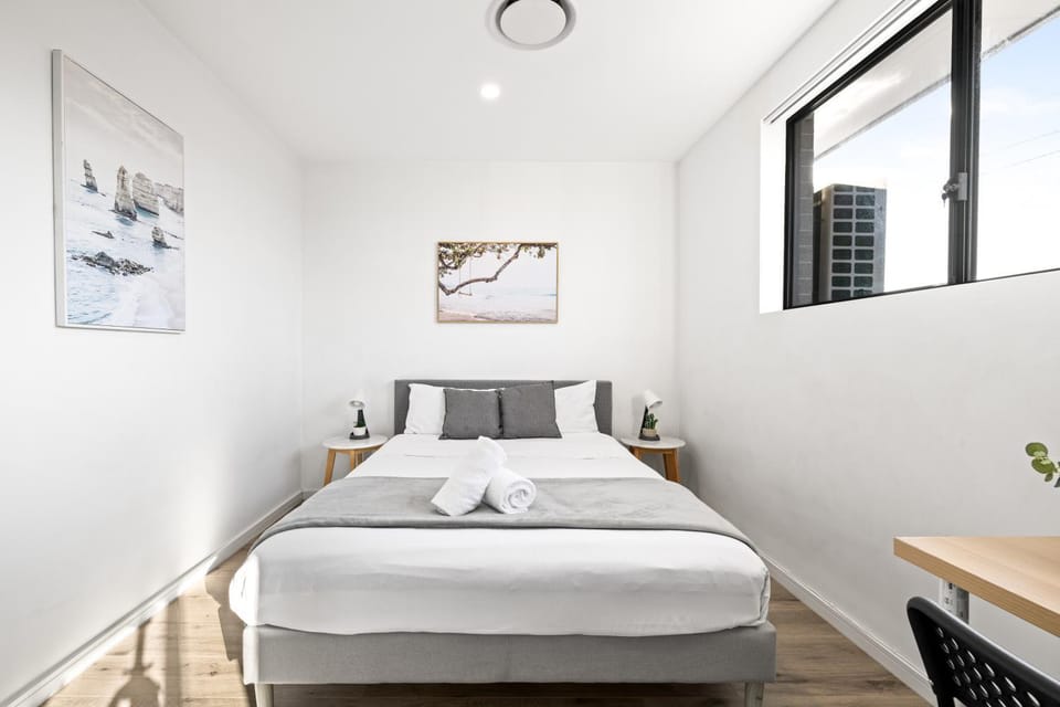 Double Room in Guildford West - Near Parks & Eateries - Explore with Ease - Shared Bathroom Bed and Breakfast in Sydney