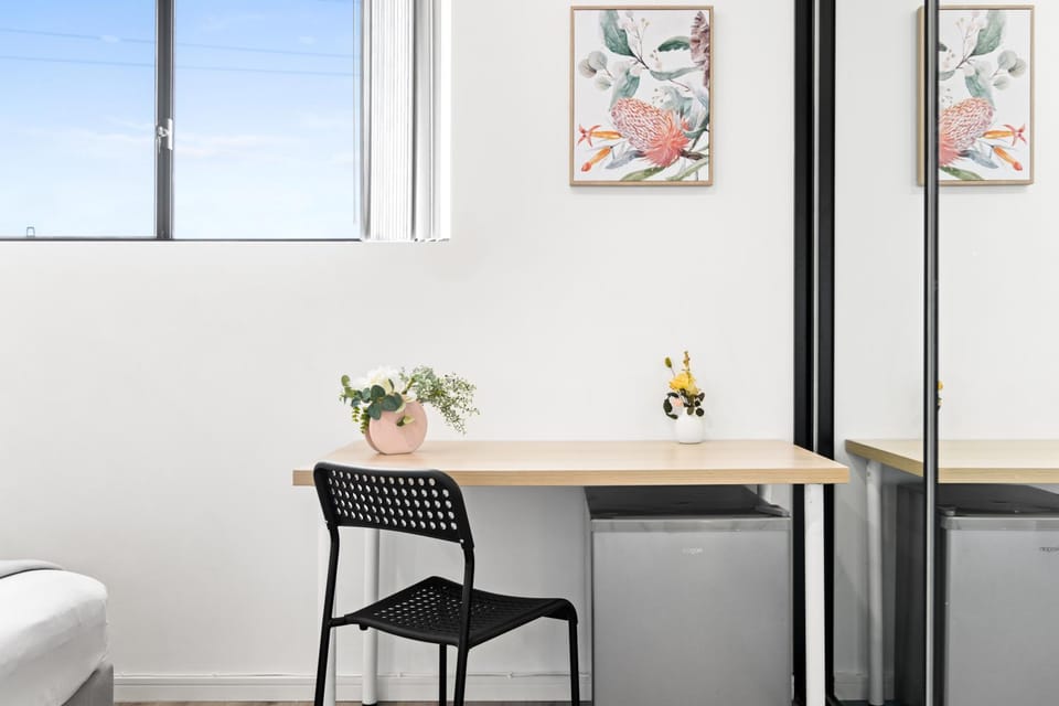 Double Room in Guildford West - Near Parks & Eateries - Explore with Ease - Shared Bathroom Bed and Breakfast in Sydney