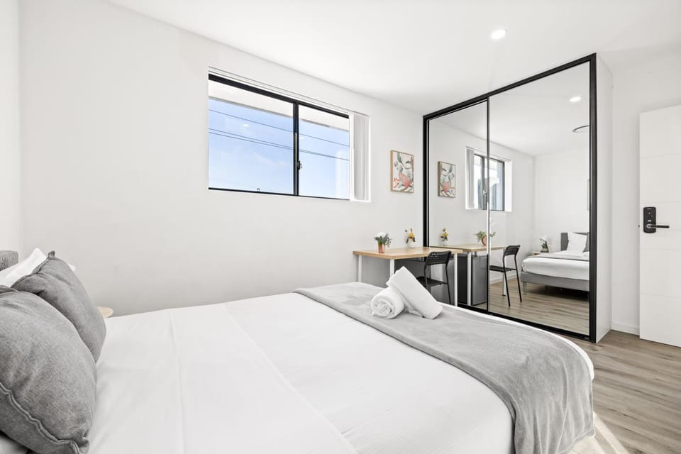 Double Room in Guildford West - Near Parks & Eateries - Explore with Ease - Shared Bathroom Bed and Breakfast in Sydney