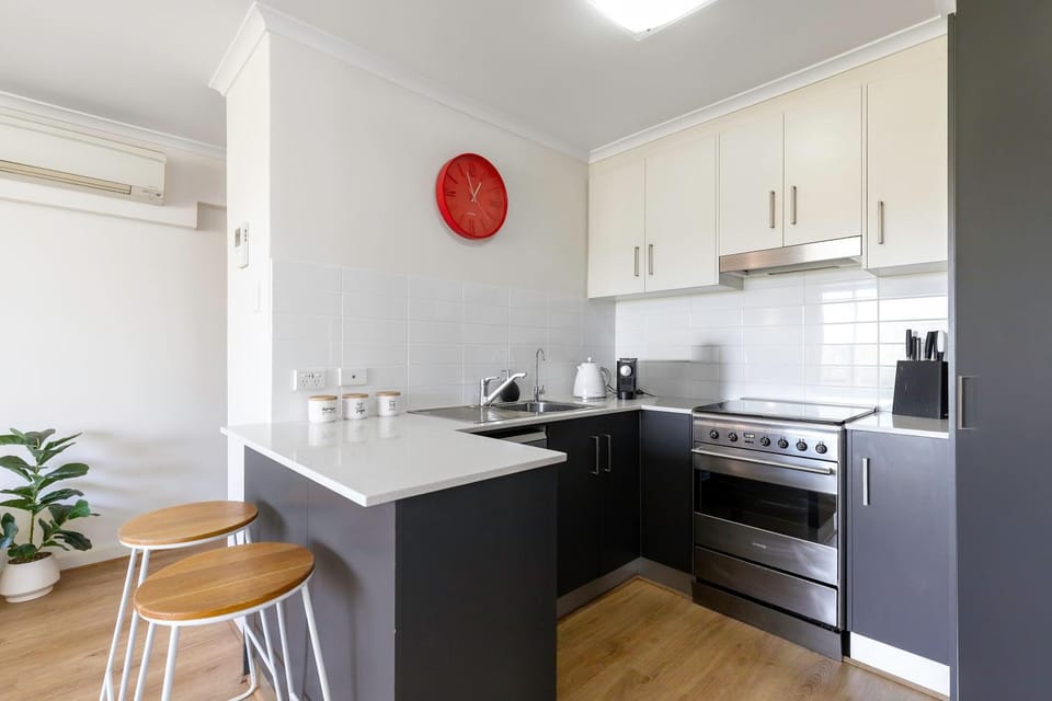 Coffee/tea facilities, Kitchen or kitchenette, dishwasher, oven, stove, toaster