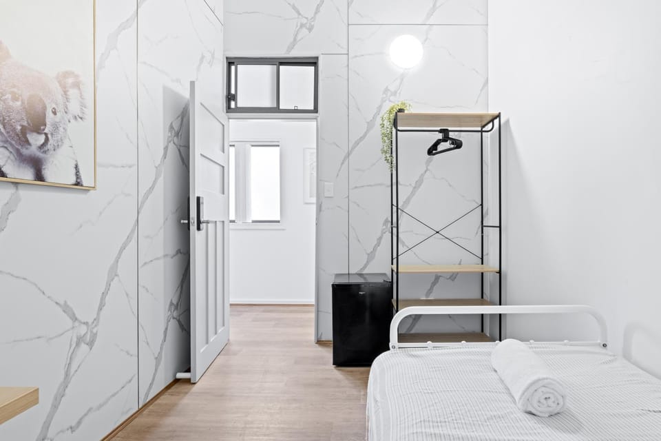 Comfy Single Room in Guildford West with Easy Access - Shared Bathroom Bed and Breakfast in Sydney
