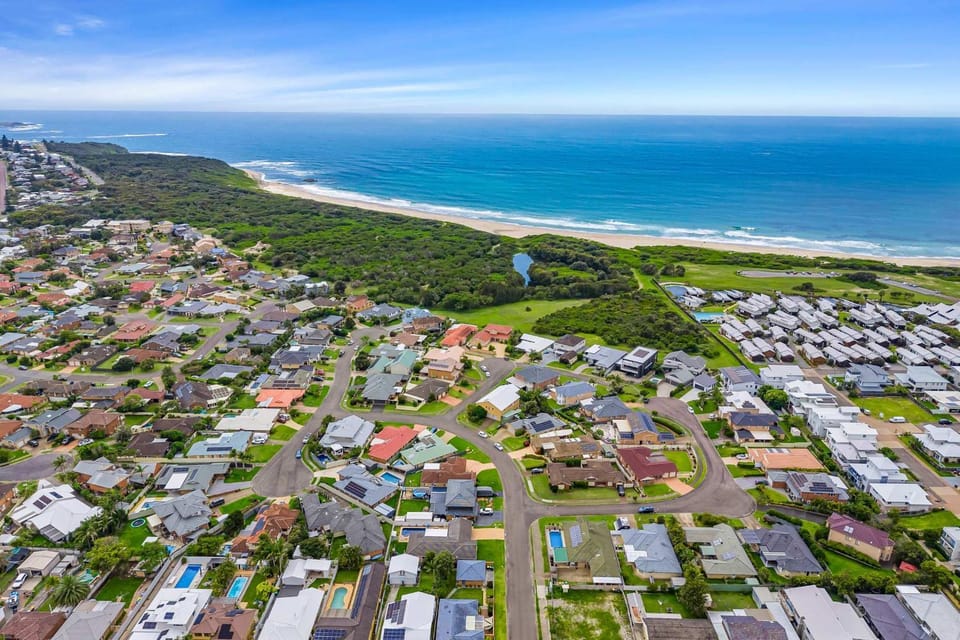 Caves Beach House by Coast Hosting House in Swansea