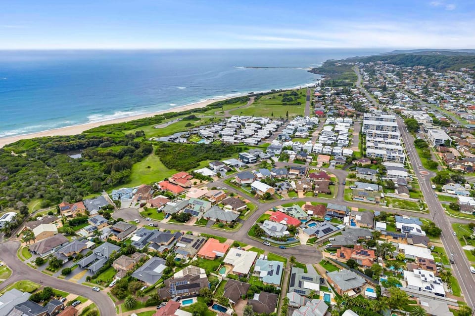 Caves Beach House by Coast Hosting House in Swansea