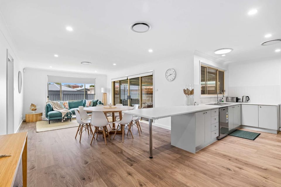Caves Beach House by Coast Hosting House in Swansea
