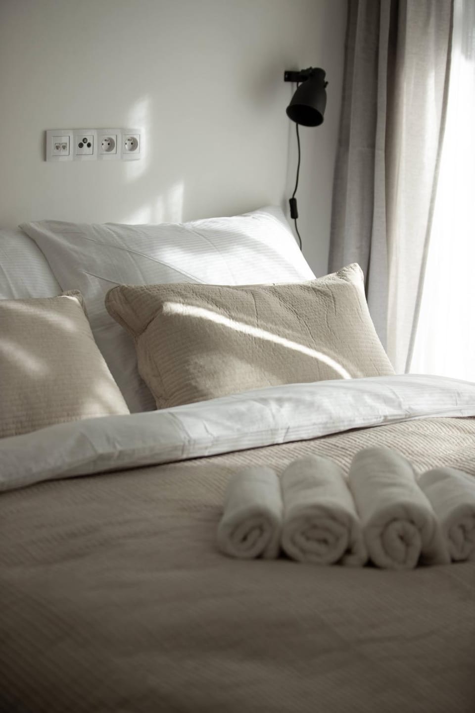 Bed, towels