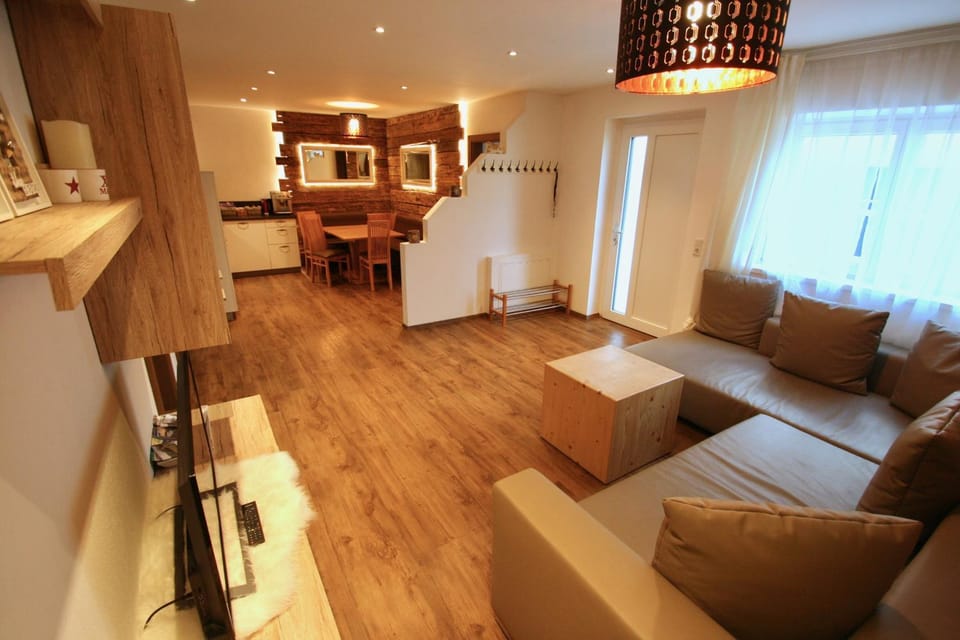 TV and multimedia, Living room, Photo of the whole room, Seating area, Dining area