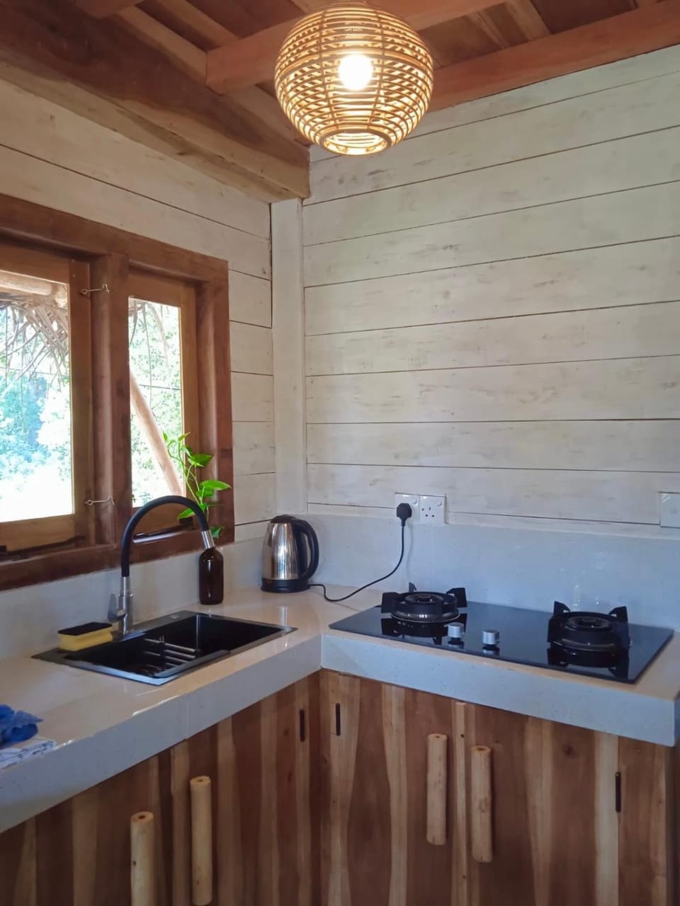 Coffee/tea facilities, Kitchen or kitchenette, stove