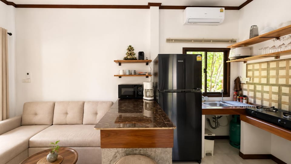 Coffee/tea facilities, Kitchen or kitchenette, Living room, Seating area, Dining area, minibar, oven, air conditioner