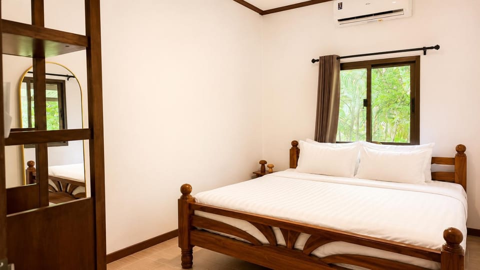 Bed, Photo of the whole room, Bedroom, air conditioner