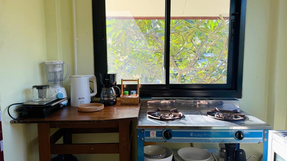 Coffee/tea facilities, Kitchen or kitchenette, Garden view