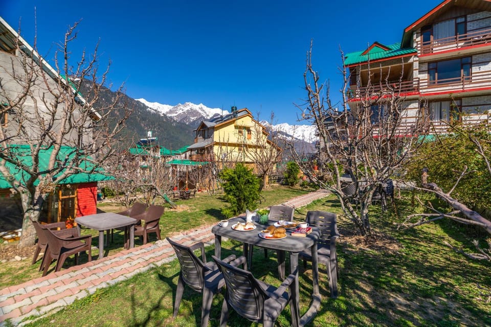 The Cozy Nook Manali Hotel in Manali