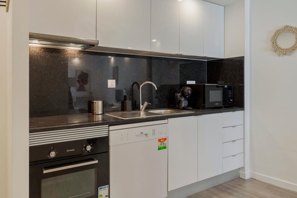 Coffee/tea facilities, Kitchen or kitchenette, stove