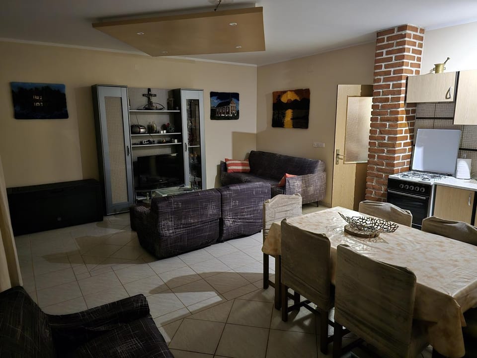 Kitchen or kitchenette, Living room