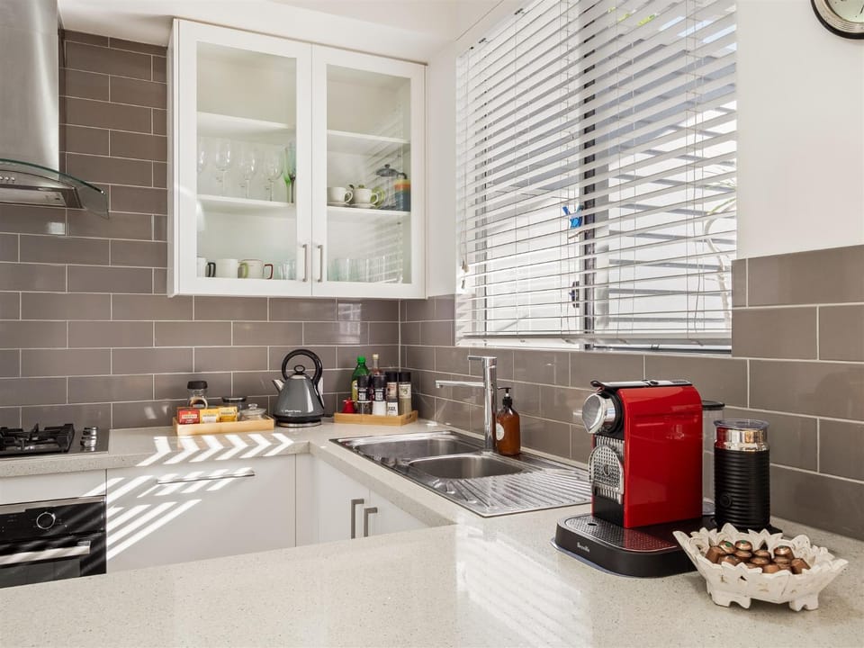 Coffee/tea facilities, Kitchen or kitchenette, dishwasher, oven, stove, toaster