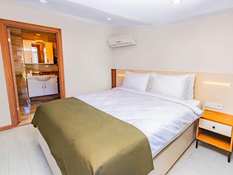 Bed, Photo of the whole room, Bedroom, minibar, air conditioner