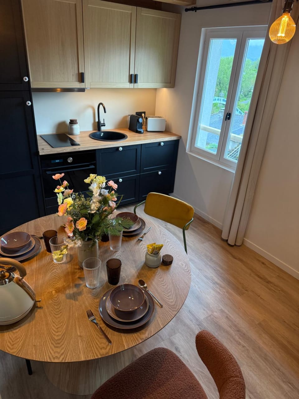 Coffee/tea facilities, Dining area, Food, stove