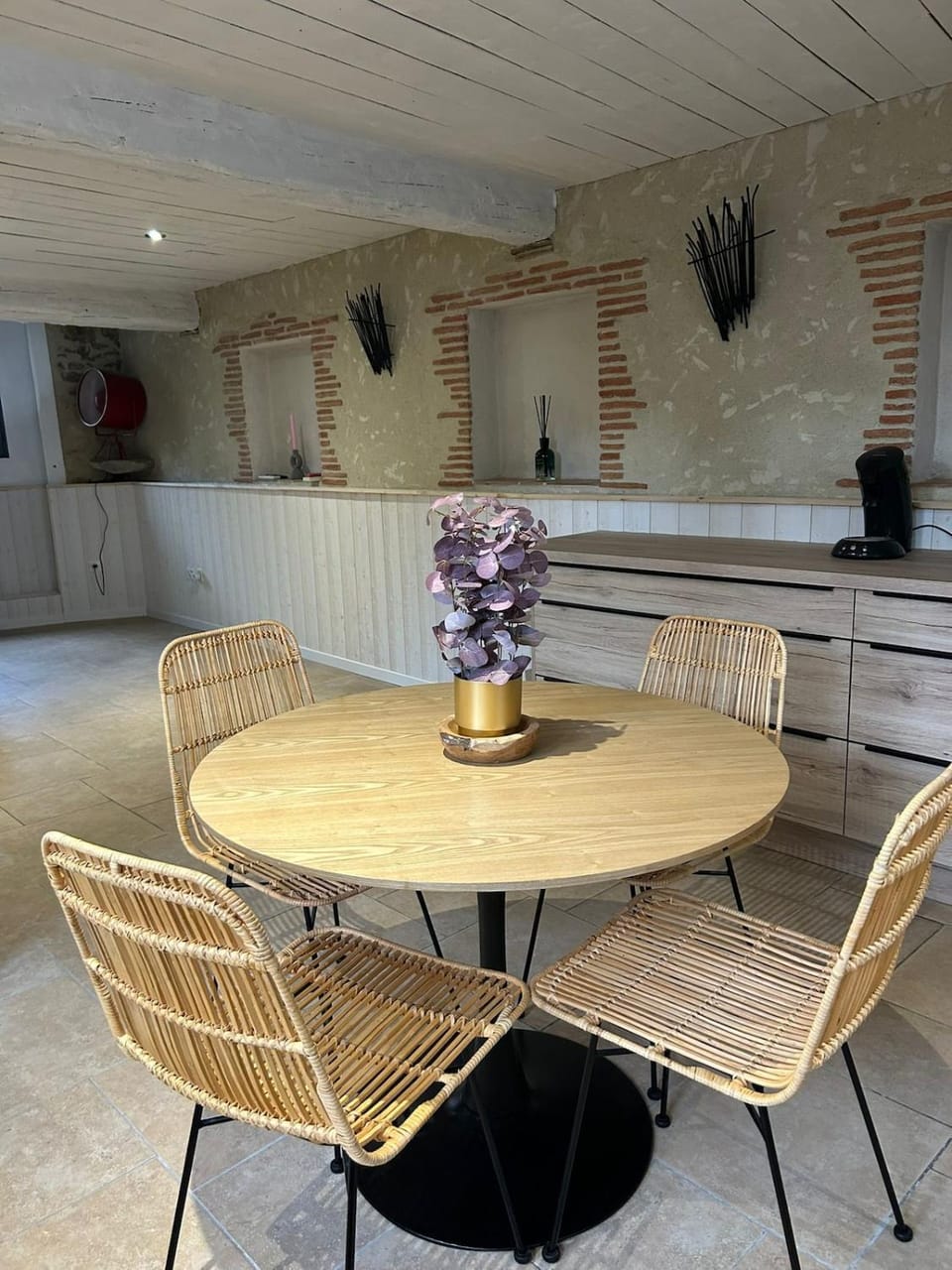 Kitchen or kitchenette, Dining area