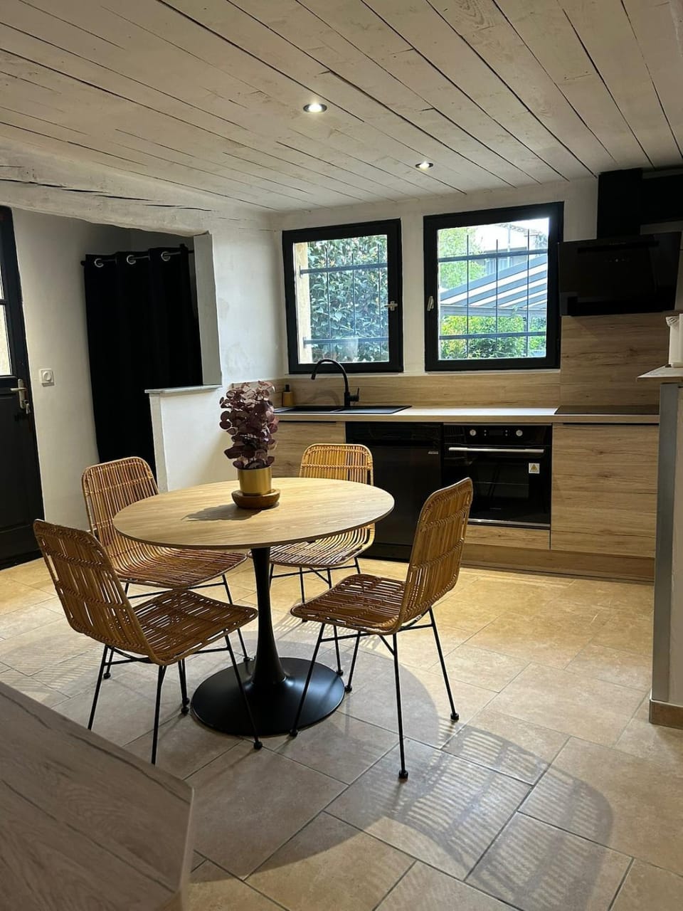 Kitchen or kitchenette, Dining area