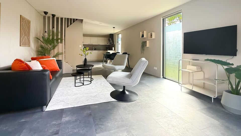 TV and multimedia, Kitchen or kitchenette, Seating area