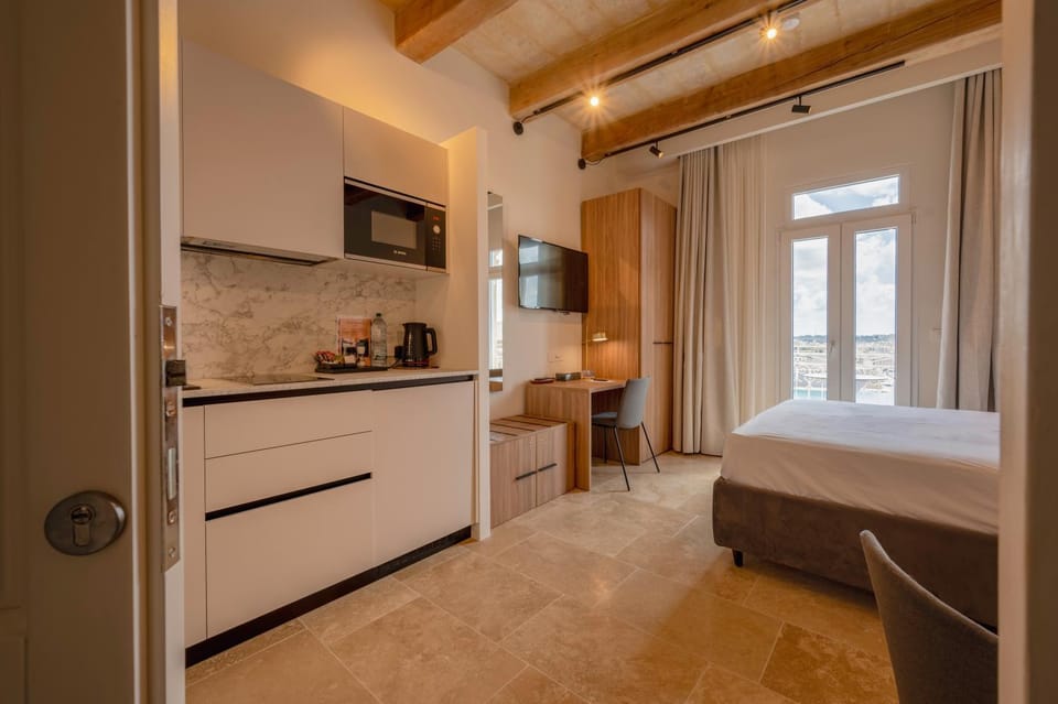 Bed, Kitchen or kitchenette, Bedroom, stove