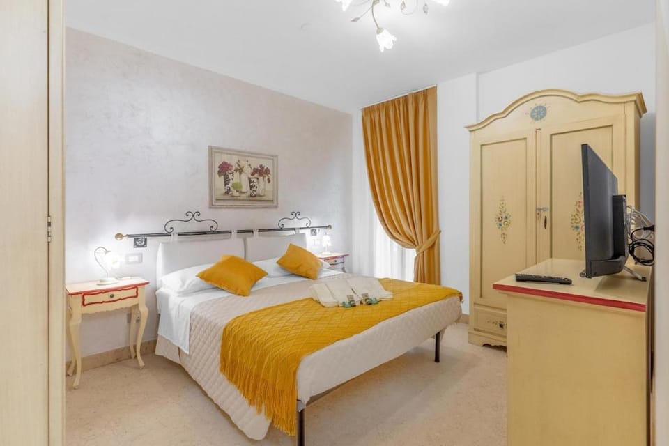 Bed, TV and multimedia, Photo of the whole room, Bedroom, wardrobe