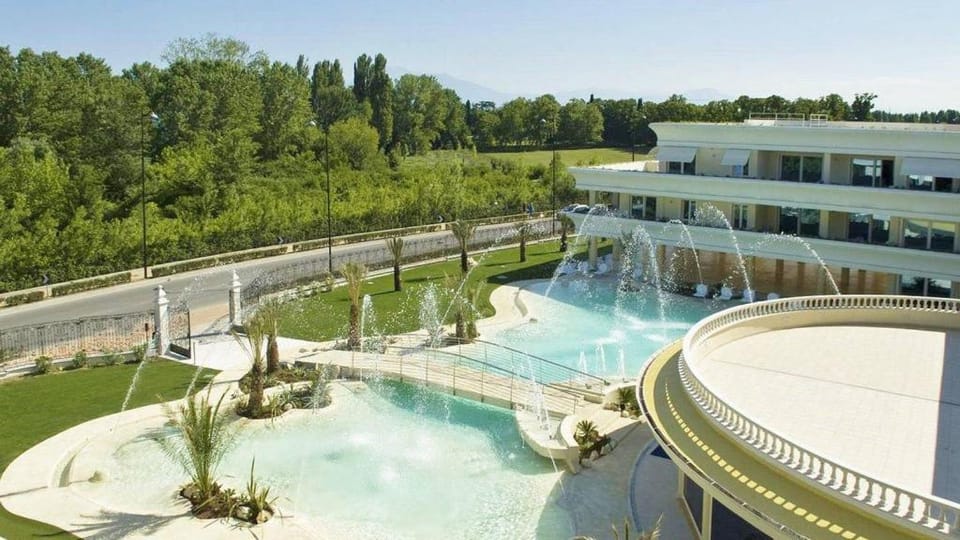 Property building, Day, Garden, Garden view, Swimming pool
