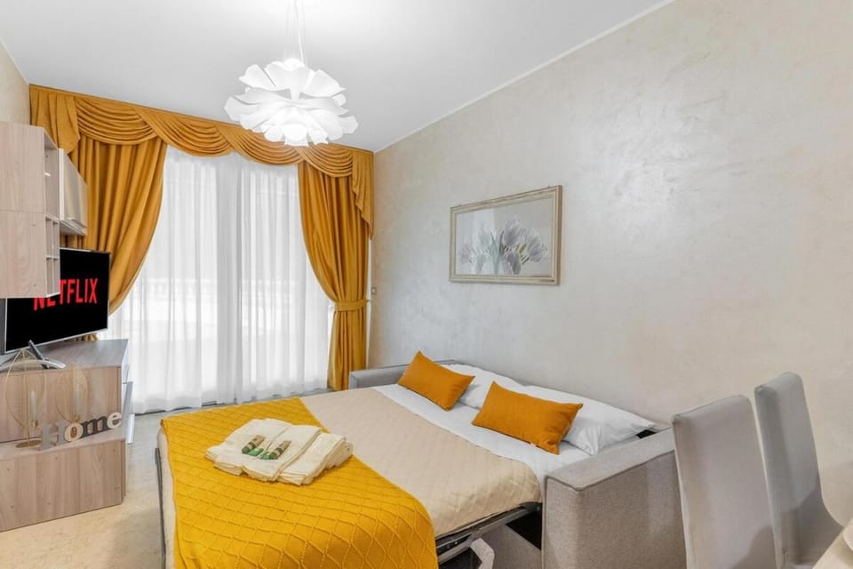 Bed, TV and multimedia, Living room, Photo of the whole room, towels