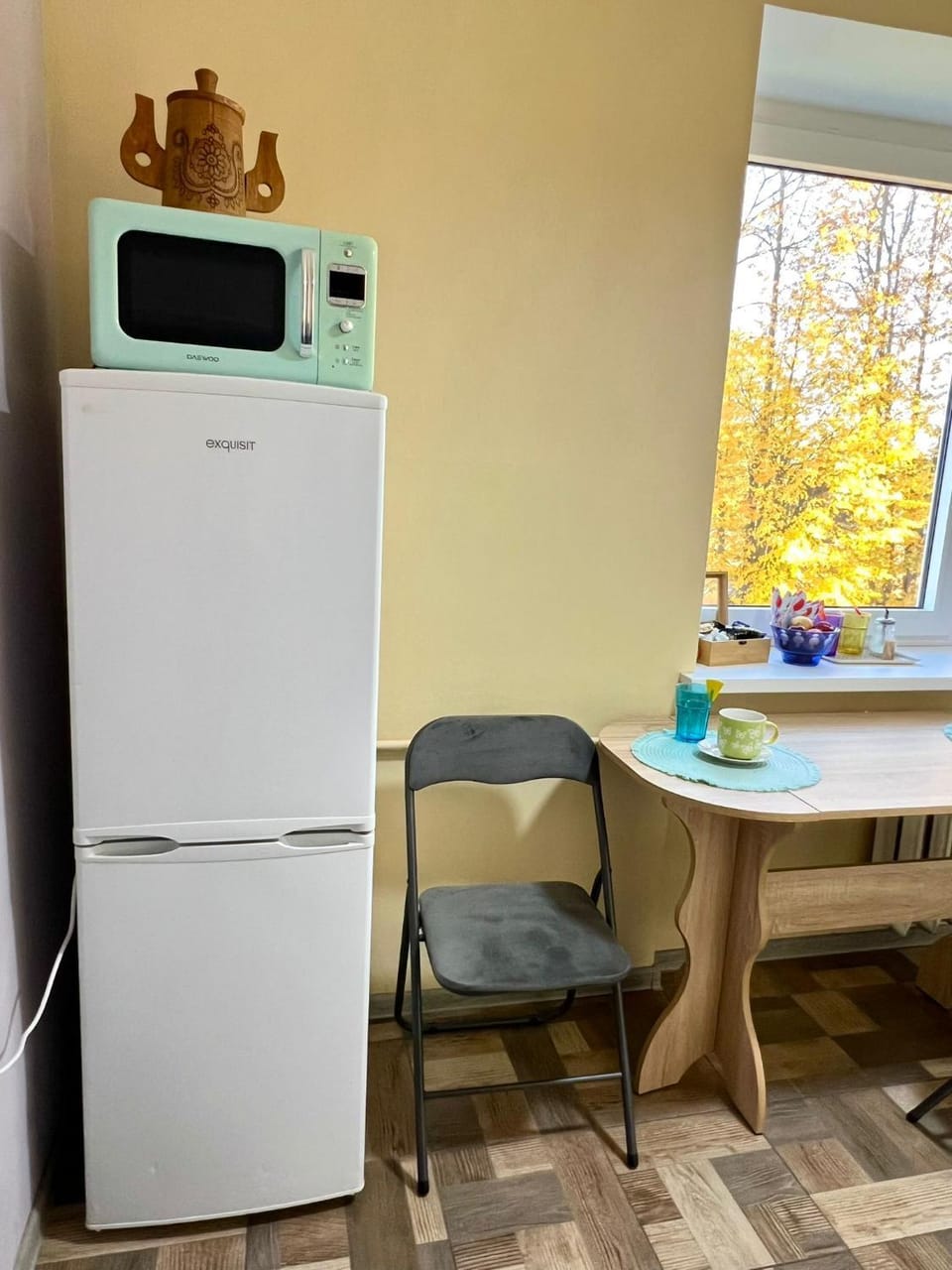 Kitchen or kitchenette, microwave, kitchen