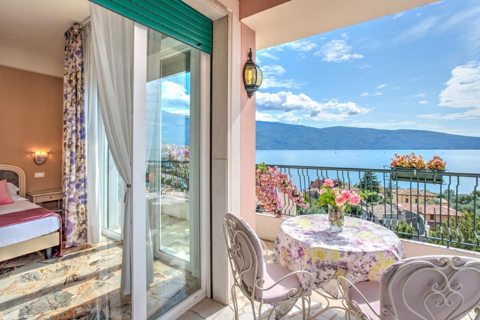 Bed, Balcony/Terrace, Bedroom, Lake view