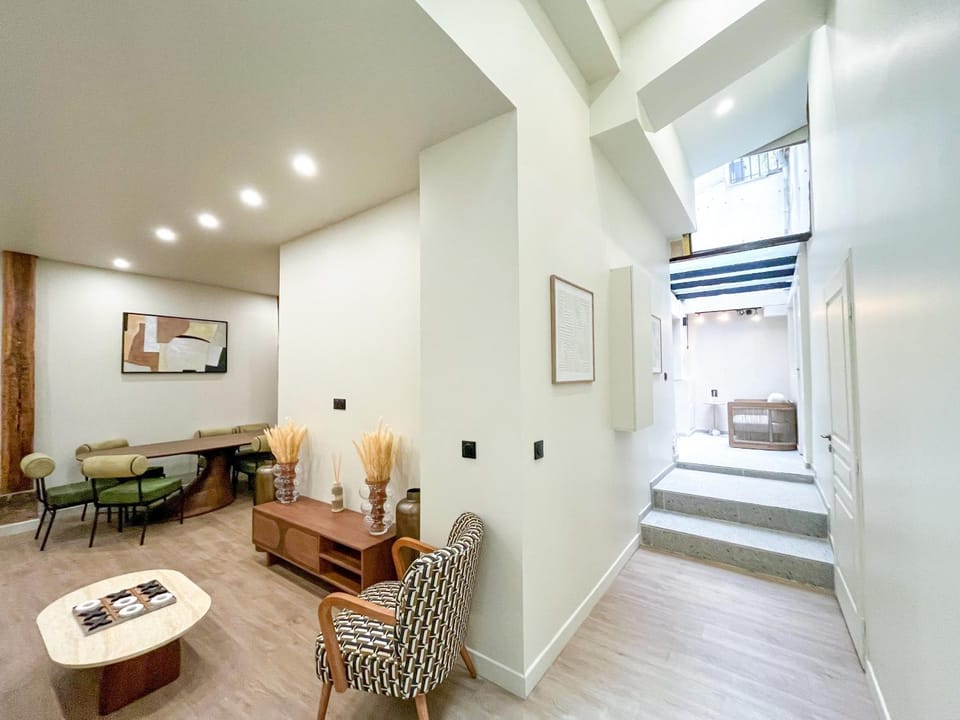 Urban Flat 199 - Parisian 5 Bedroom Central Flat Apartment in Paris