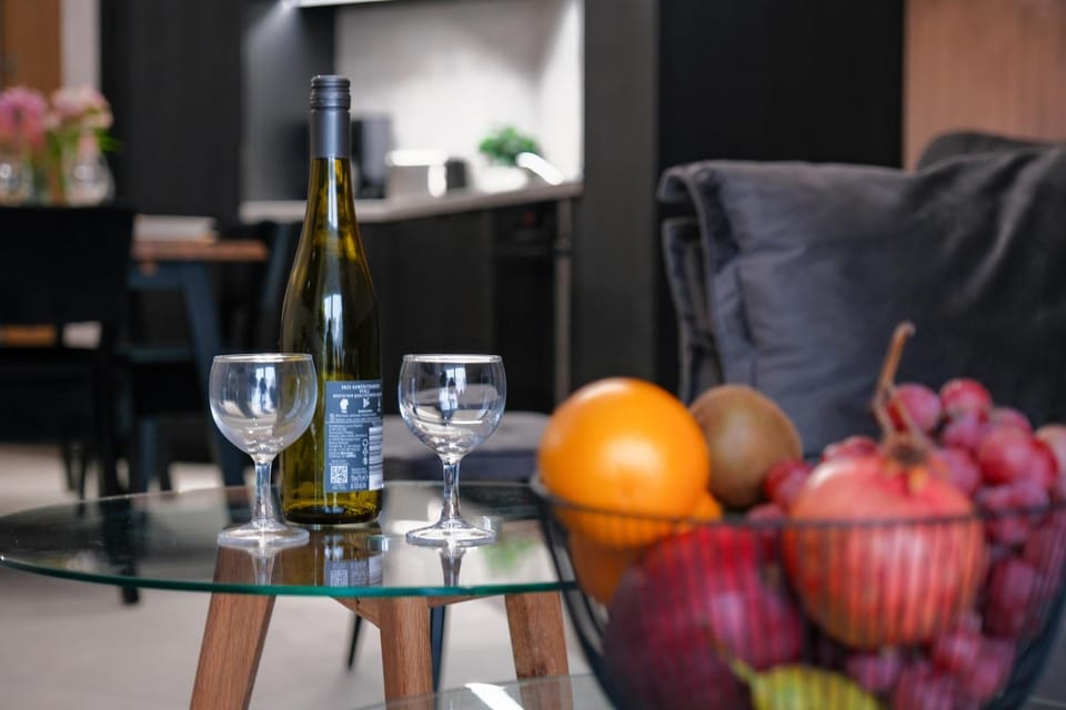 Food and drinks, Seating area, Dining area