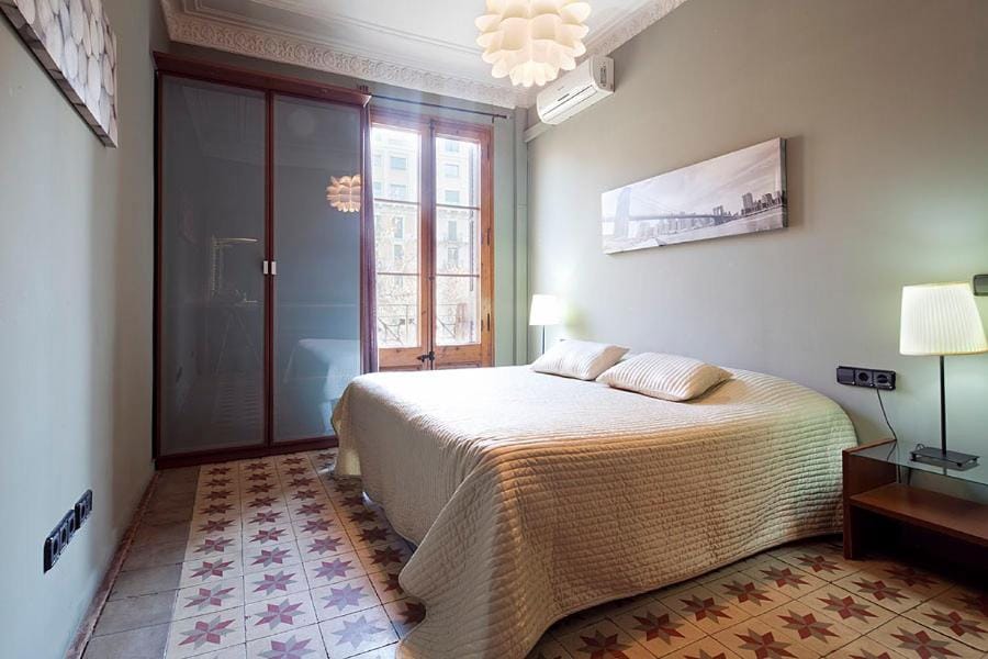 Catalunya Executive 3 bedrooms, 3 bathrooms AC wifi Apartment in Barcelona